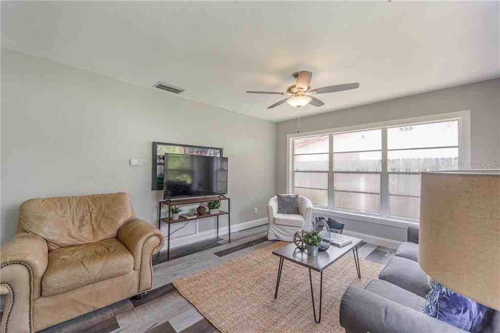 726 37th Avenue Northeast - Photo 3 of 22