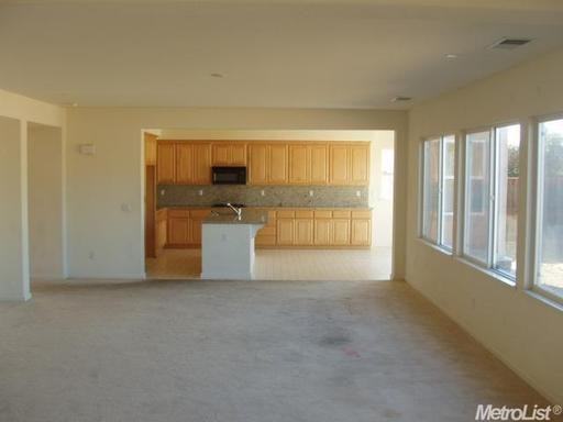 1409 Marigold Dr - Photo 3 of 10