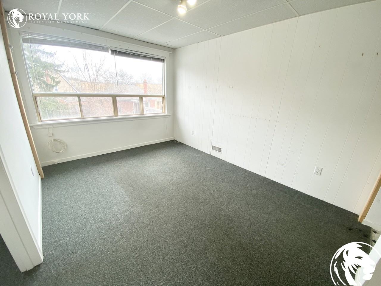 944 King St W #4 - Photo 2 of 8