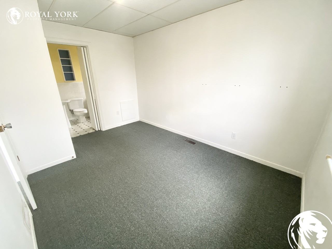 944 King St W #4 - Photo 3 of 8