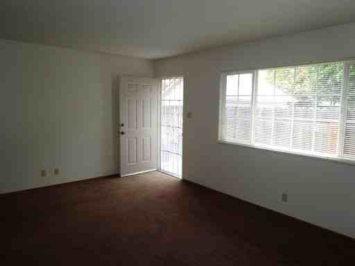 209 W 8th St - Photo 3 of 11