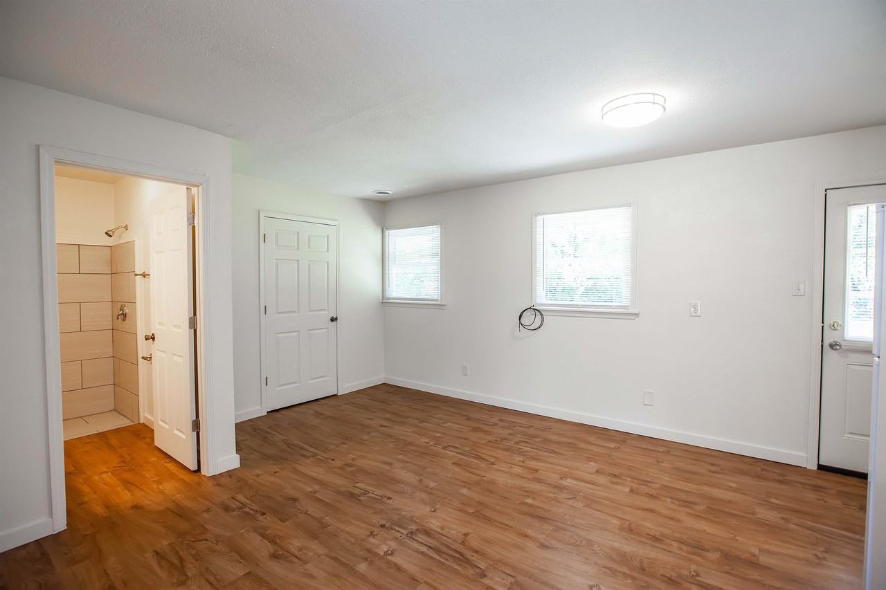 1504 Hartford Rd #1 - Photo 4 of 9