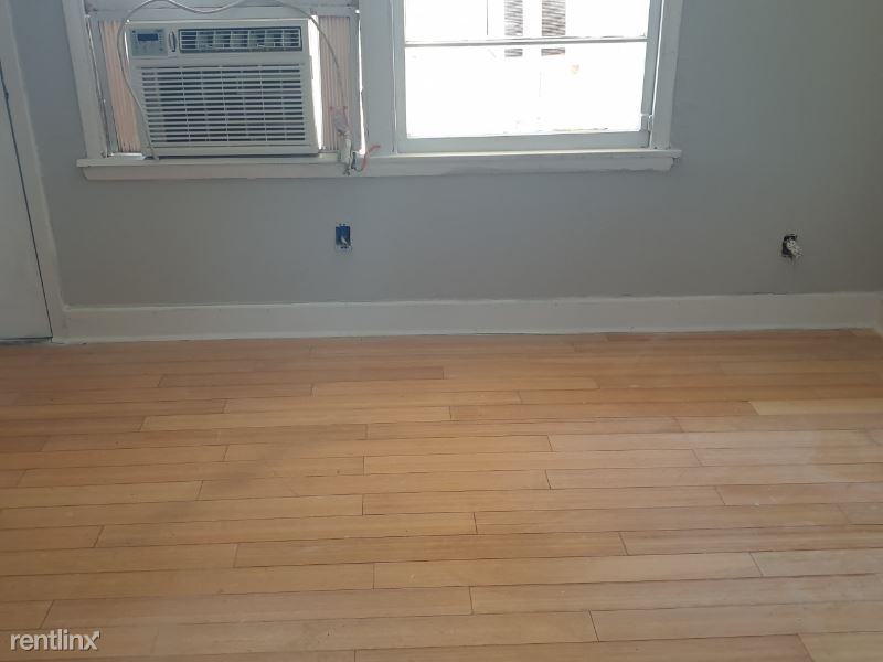 1710 W 8th St - Photo 2 of 9