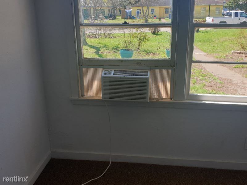 1710 W 8th St - Photo 3 of 9