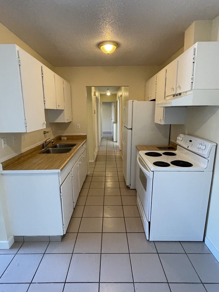 8279 29 Ave Nw - Photo 3 of 5