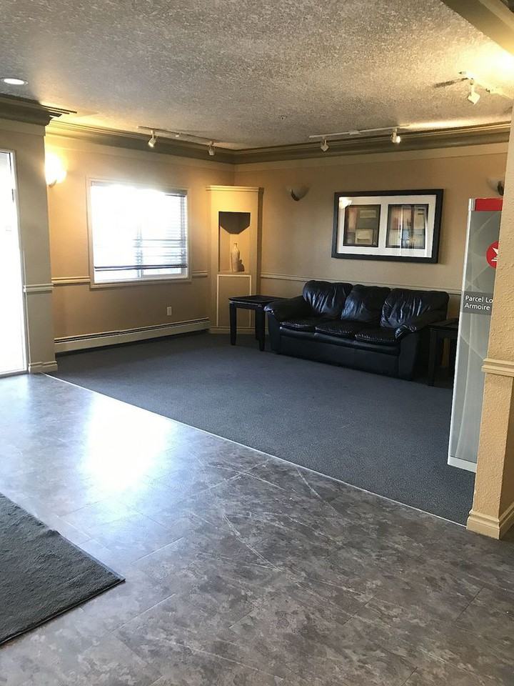 Bright and clean 2 bed 2 bath condo in Ft. Sask*Parking Included*4th