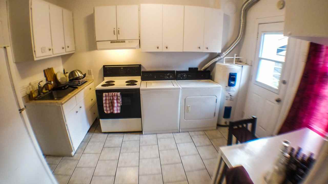 404 4e Avenue - Photo 3 of 9