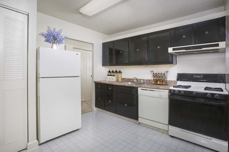 White Oak Towers Apartments - Photo 3 of 36