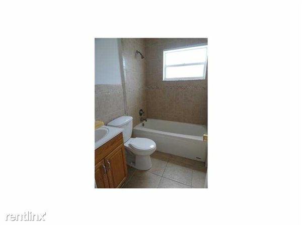 1401 NE 15th St - Photo 2 of 4