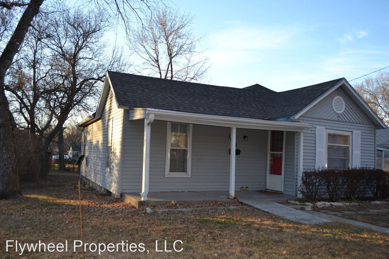 1011 10th St - Photo 3 of 32