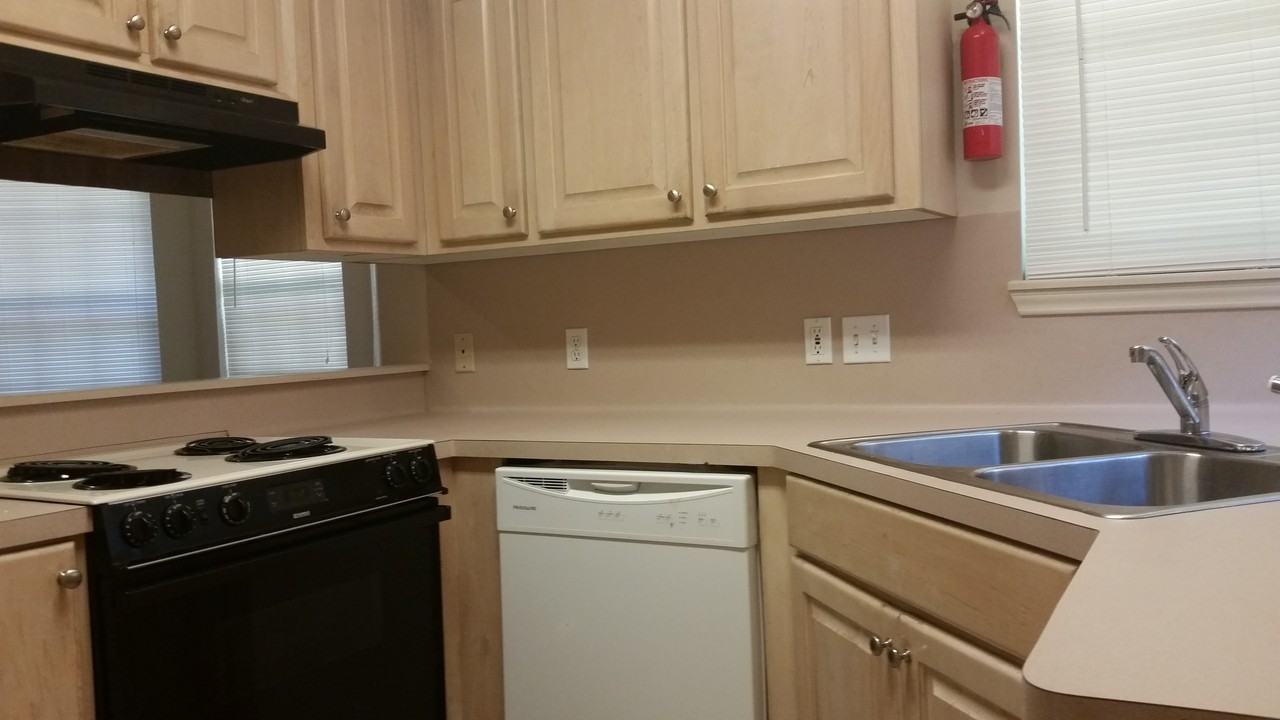 1308 Glade St - Photo 2 of 9