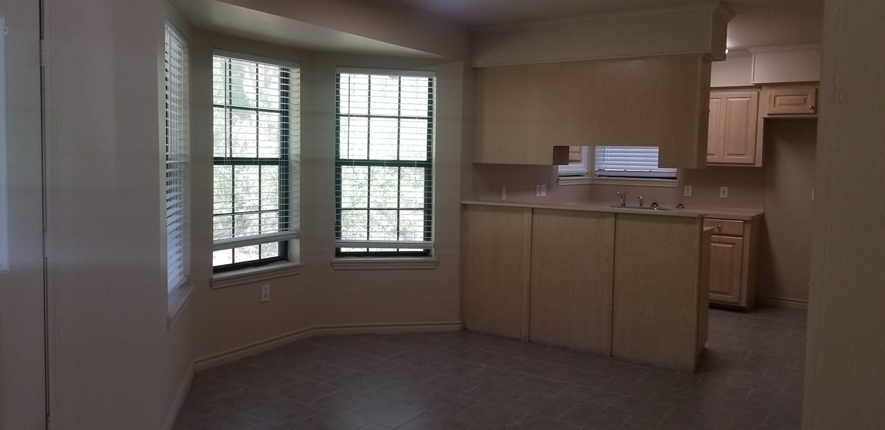 1308 Glade St - Photo 3 of 9