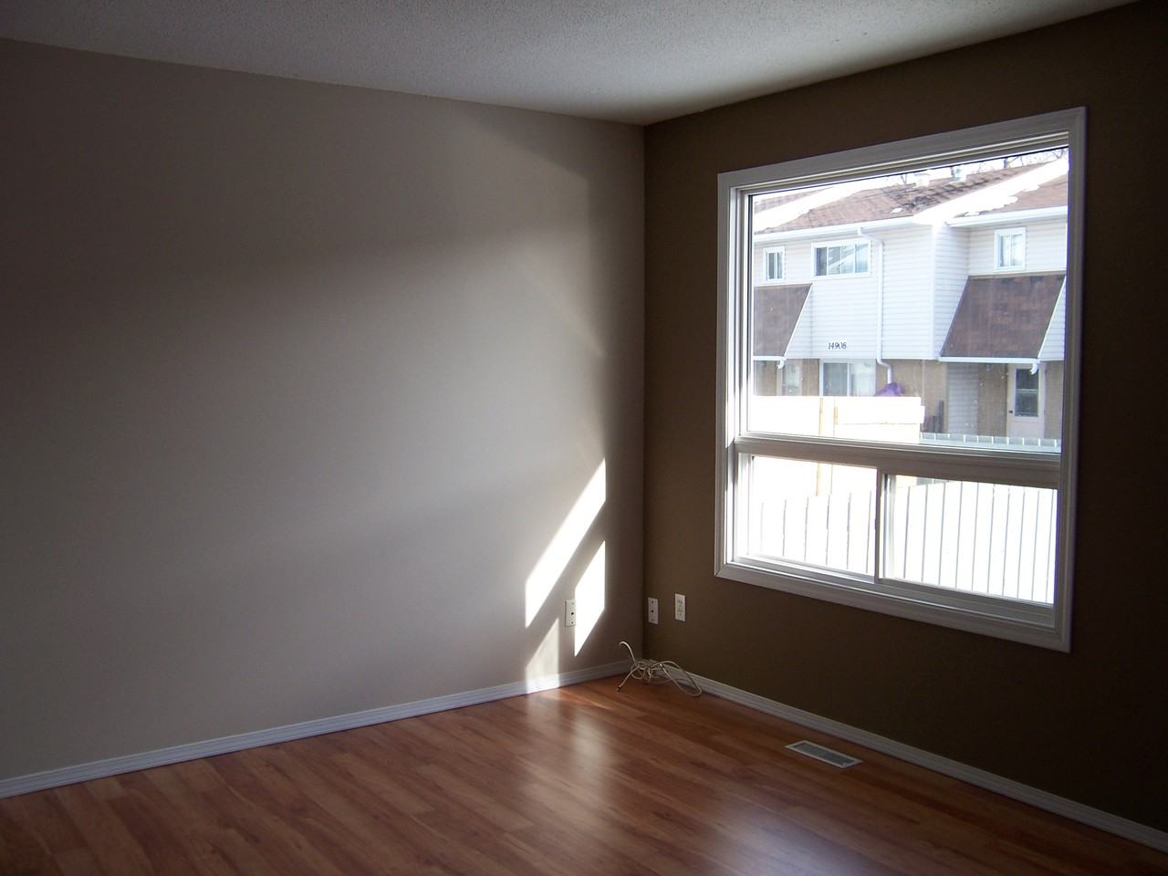 212 Dickinsfield Crt Nw - Photo 3 of 10