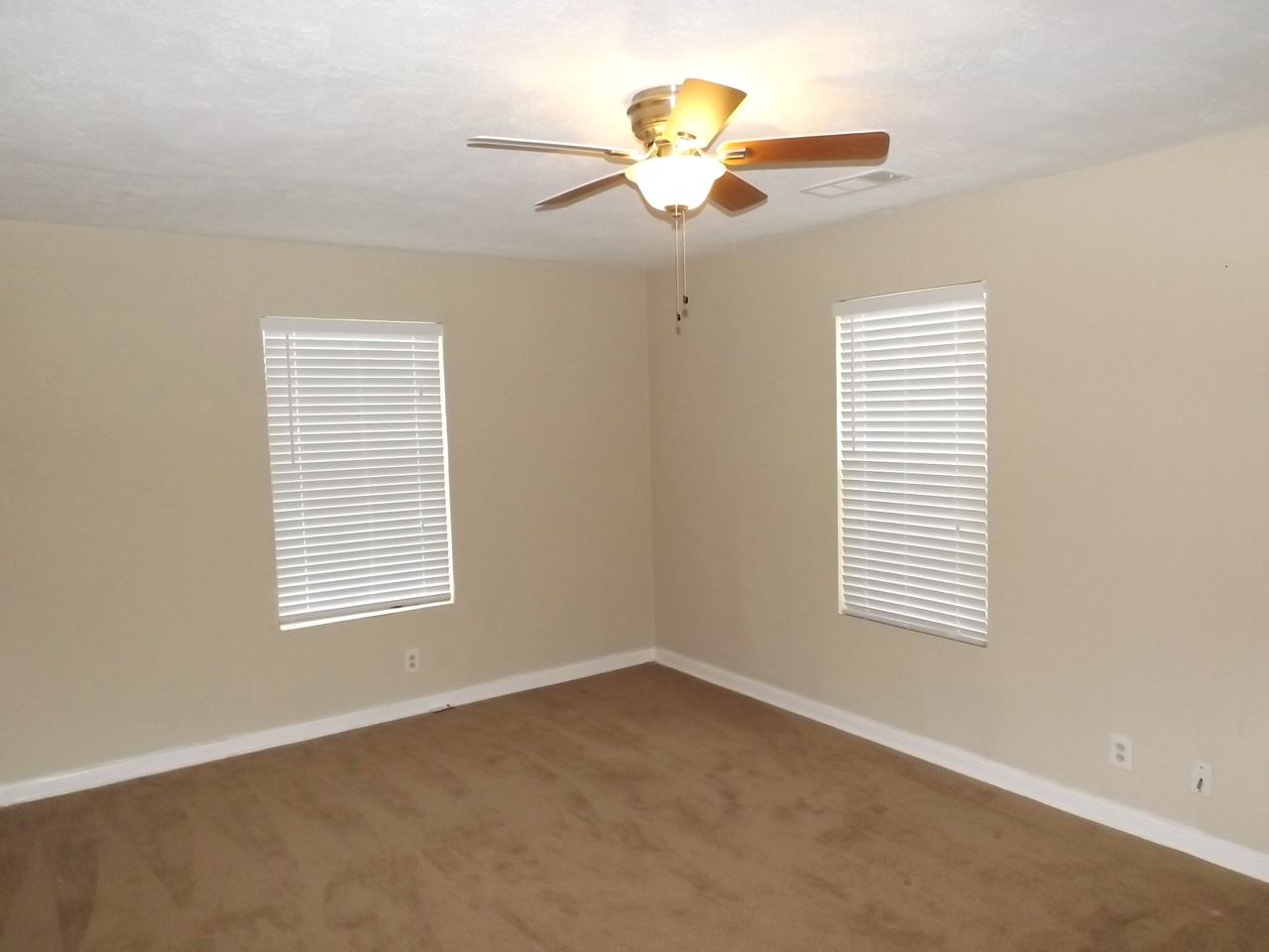 3305 Todd Ave - Photo 3 of 9