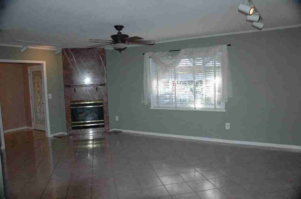 2047 Kingston Ct - Photo 2 of 14