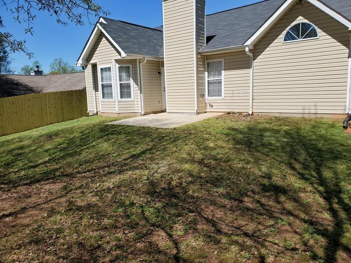 512 Edgewater Way - Photo 2 of 12