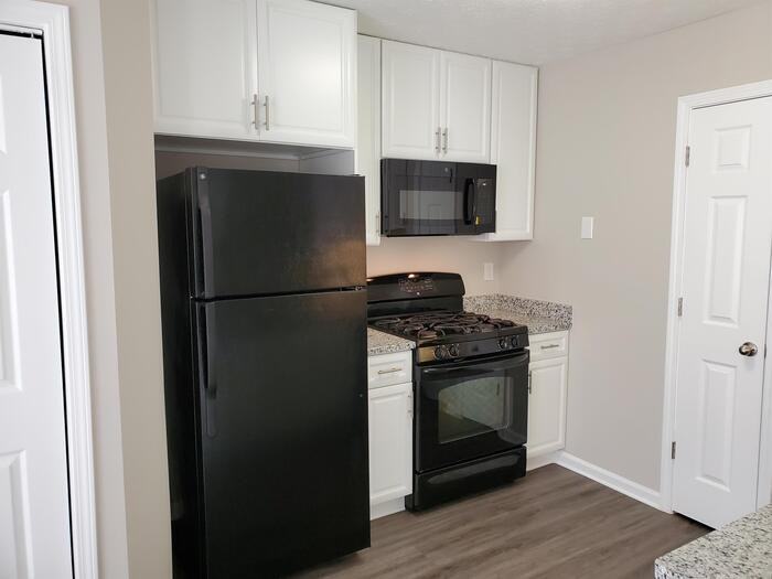 512 Edgewater Way - Photo 3 of 12