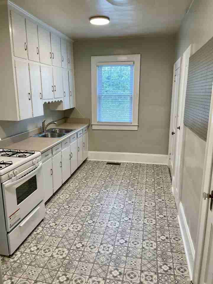 411 N Laurel Ave #5 - Photo 2 of 7