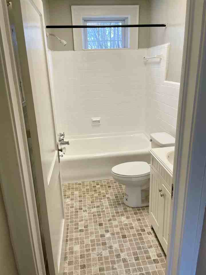 411 N Laurel Ave #5 - Photo 4 of 7