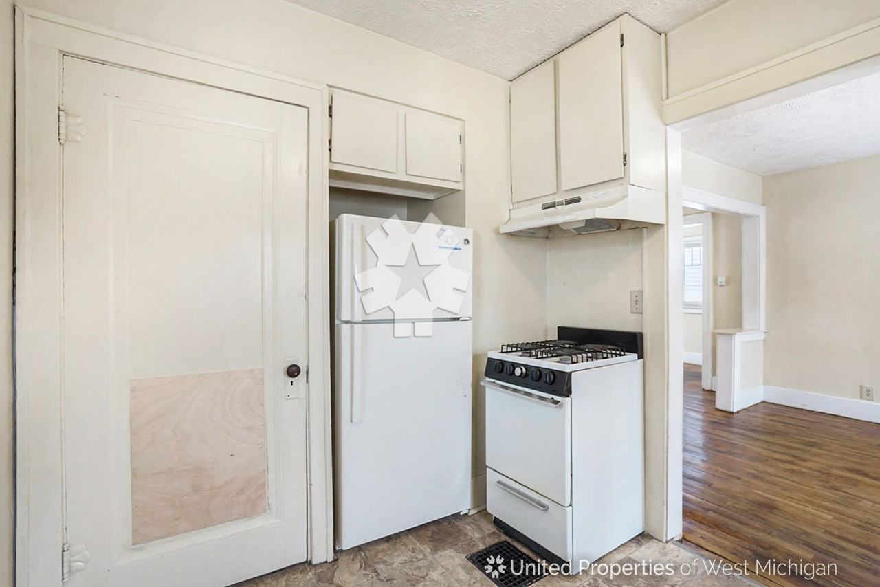 829 Prospect Avenue Northeast - Photo 2 of 21
