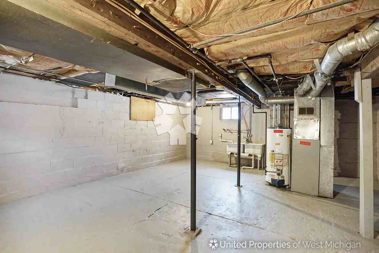 829 Prospect Avenue Northeast - Photo 3 of 21