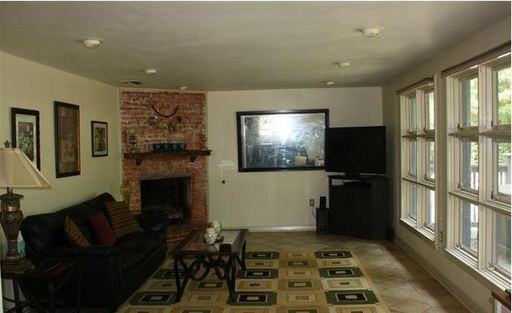 2139 Woodcrest Dr - Photo 2 of 5