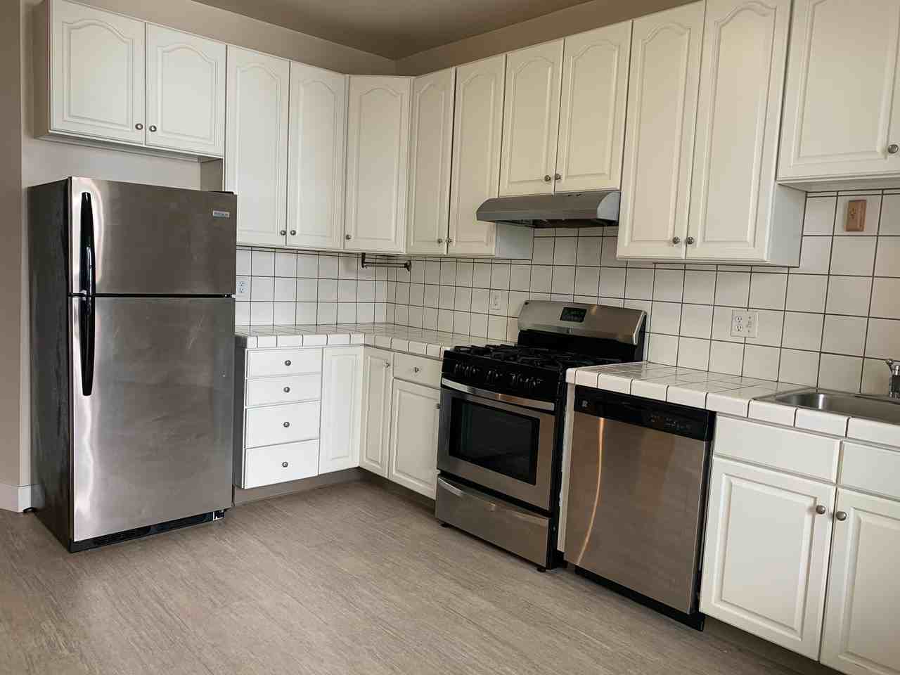 637 Greenwich St - Photo 2 of 14