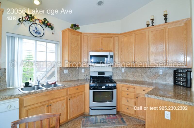 23056 Lakeridge Ave - Photo 3 of 15