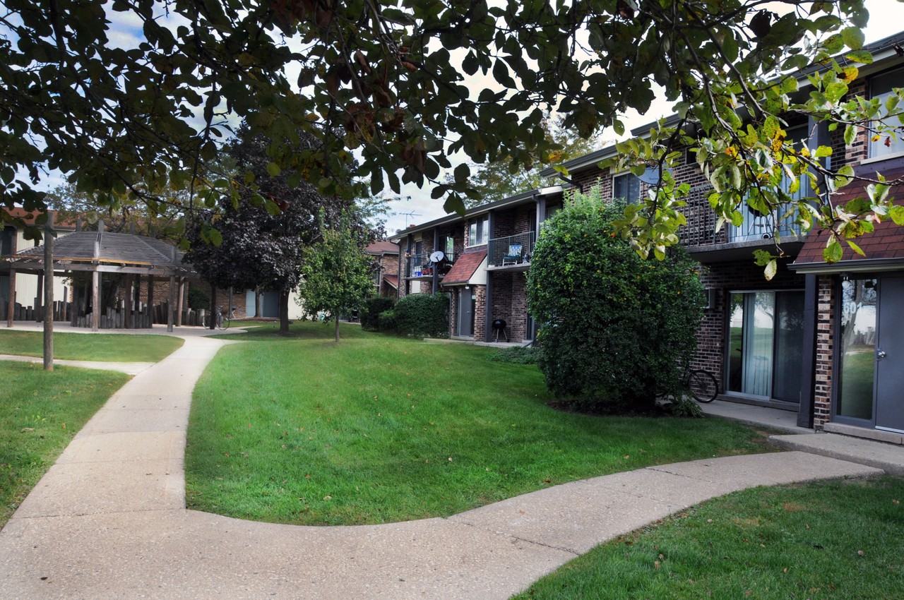 DuPage Covered Bridges Apartments - Photo 5 of 7