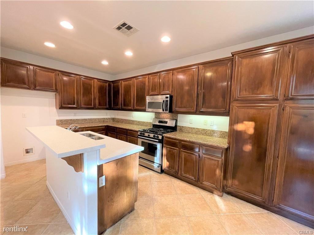 2926 Spruce Ct - Photo 2 of 10