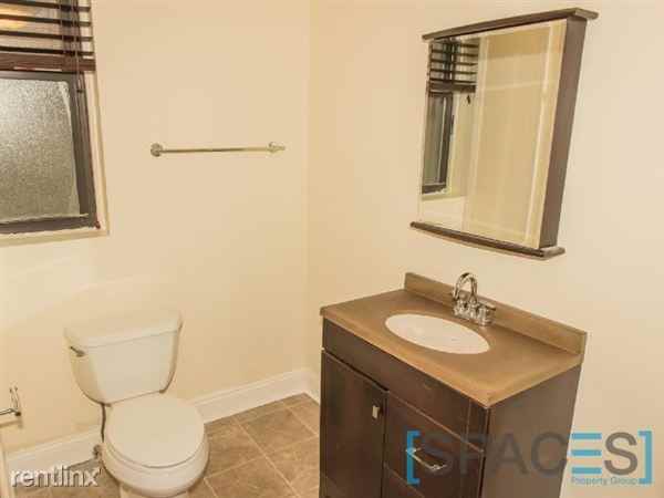 2033 W Moffat St - Photo 3 of 9