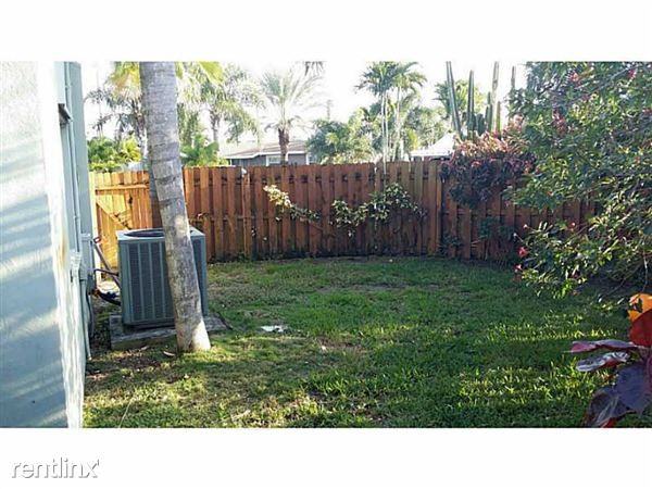 2417 NE 15th Ave - Photo 3 of 25