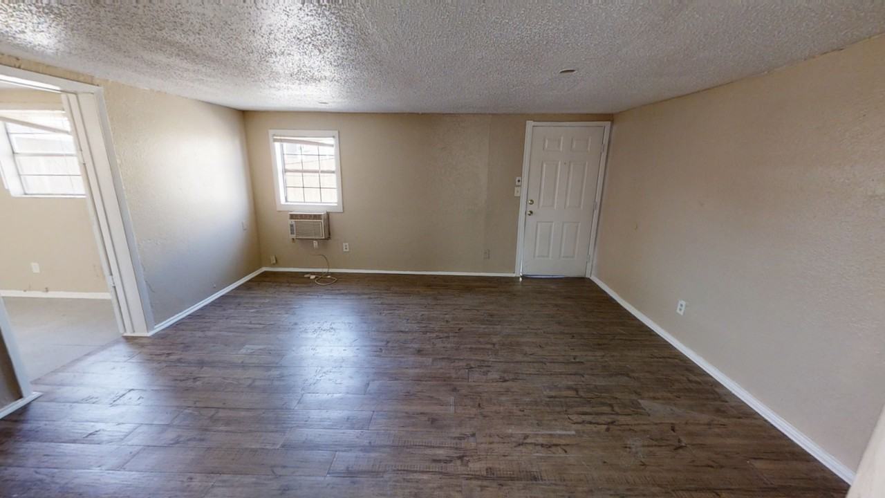 216 S Ave I - Photo 3 of 10