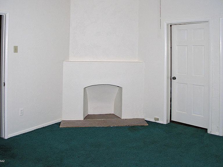 2422 E 4th St #3 - Photo 3 of 12