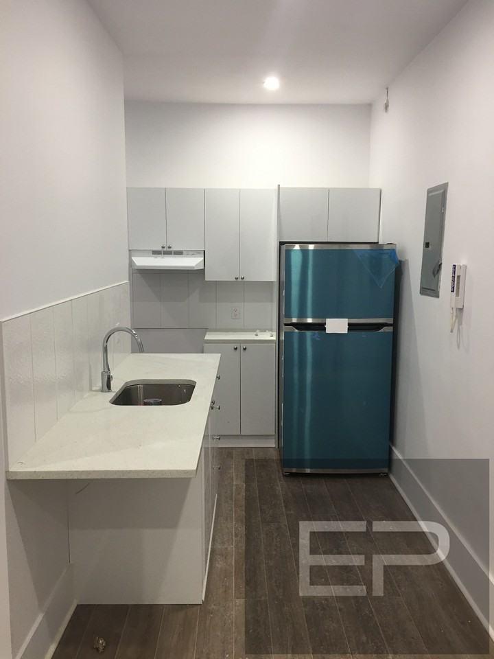 2035 Rue Chomedey - Photo 2 of 36