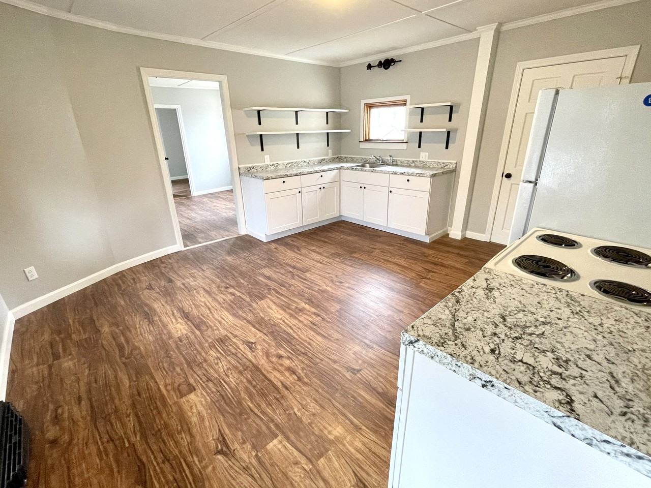 Renovated 3 bedroom - Photo 3 of 10