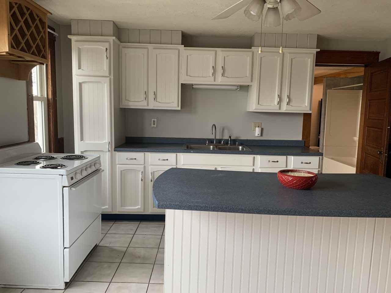 Spacious 3 Bedroom in Winslow - Photo 2 of 17