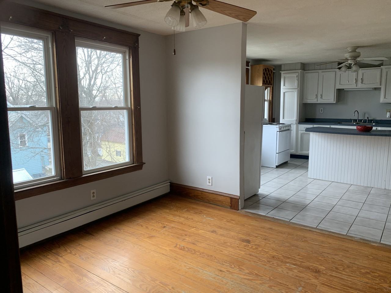 Spacious 3 Bedroom in Winslow - Photo 3 of 17