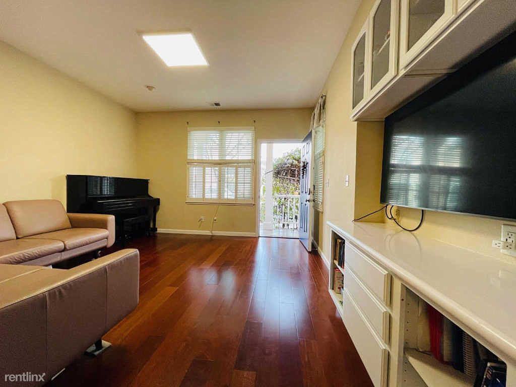 111 Laurel Way - Photo 2 of 10