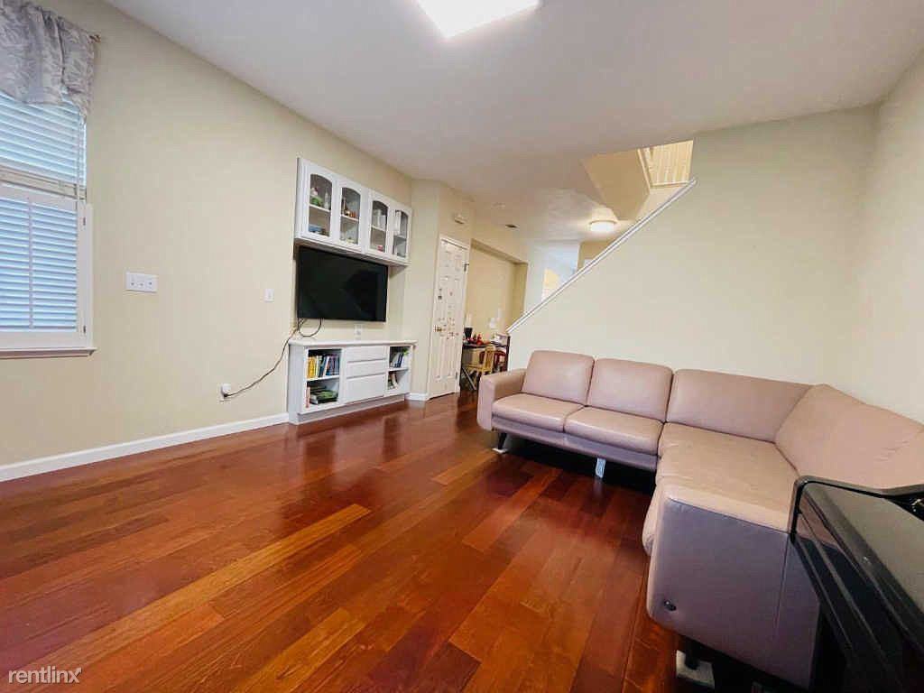 111 Laurel Way - Photo 3 of 10