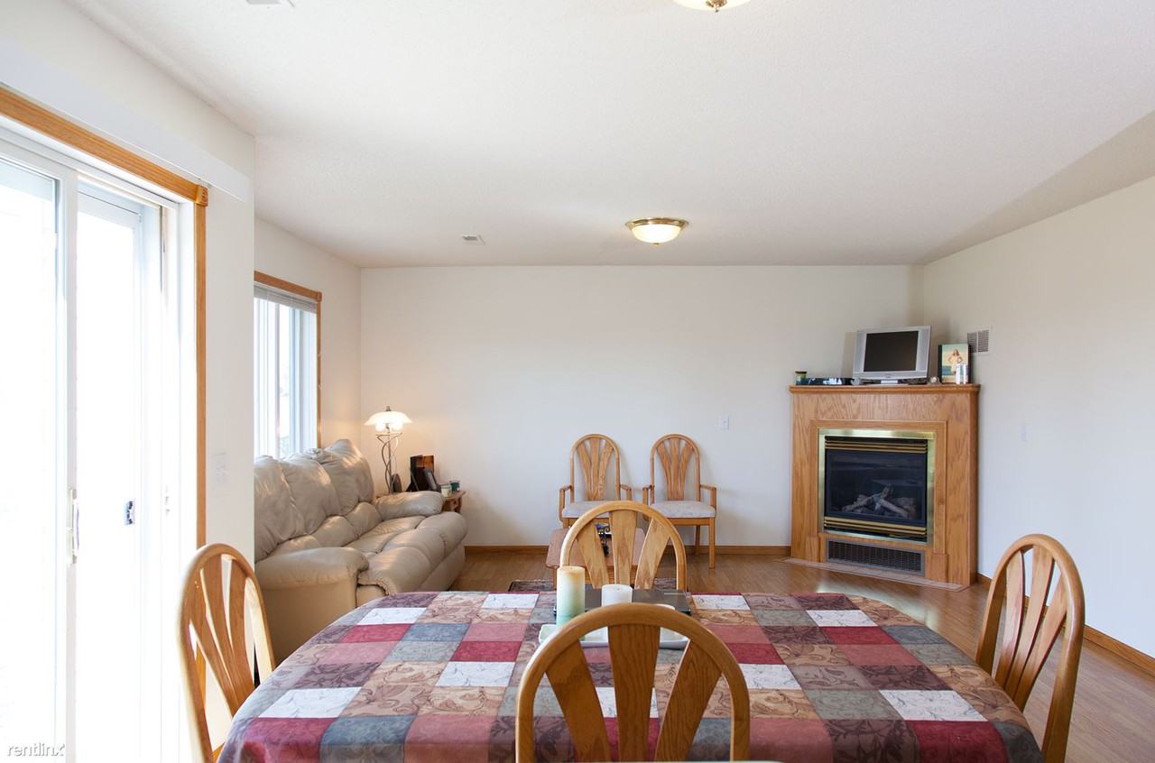 1511 Summit St - Photo 3 of 9