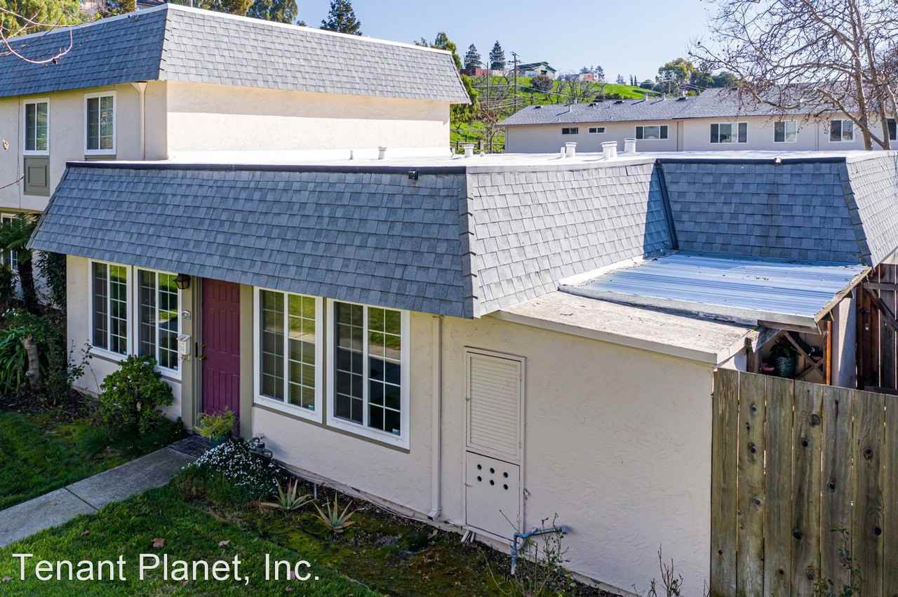 1813 Queen Victoria Way - Photo 2 of 26