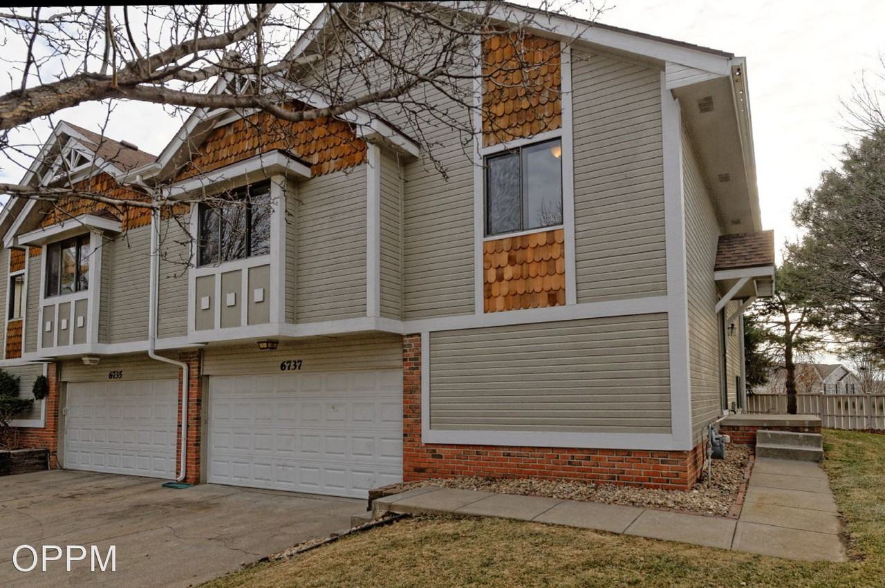 6737 S 153rd Cir - Photo 2 of 32
