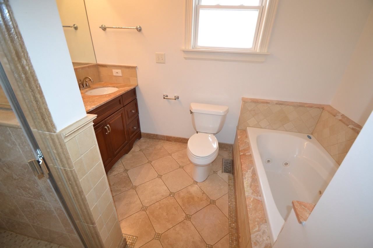 2403 Lincoln St - Photo 2 of 7