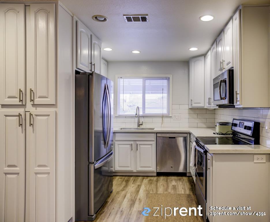 32412 Elizabeth Way - Photo 2 of 20