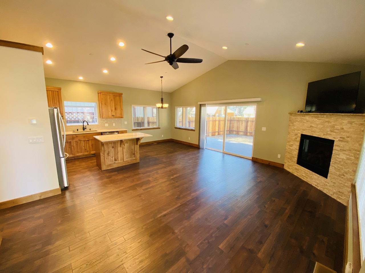 2480 Knox Ave - Photo 3 of 28