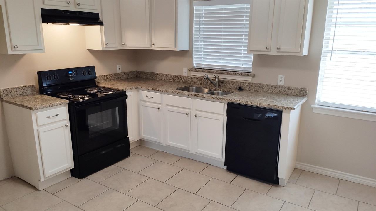 619 Nottingham Dr #1 - Photo 3 of 11