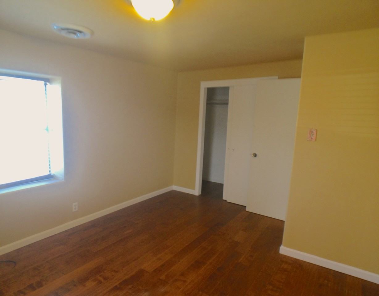 926 20th St NW - Photo 3 of 10