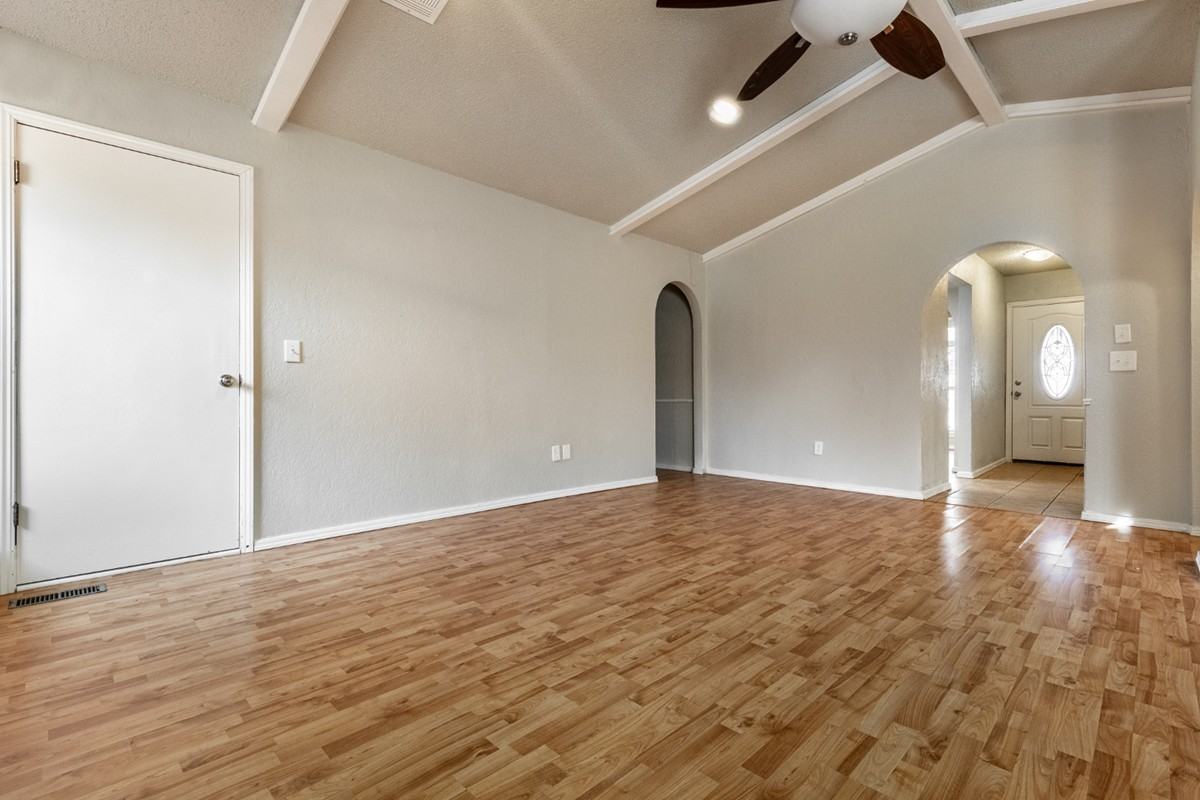 3800 Northeast 140th Terrace Circle - Photo 3 of 15