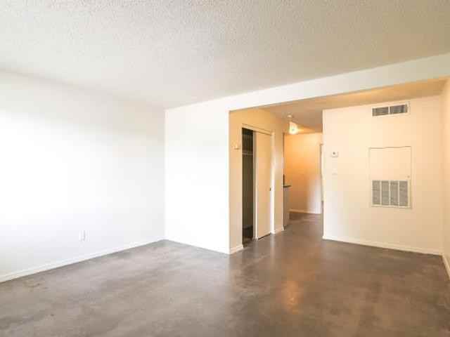 501 E Willetta St - Photo 5 of 12